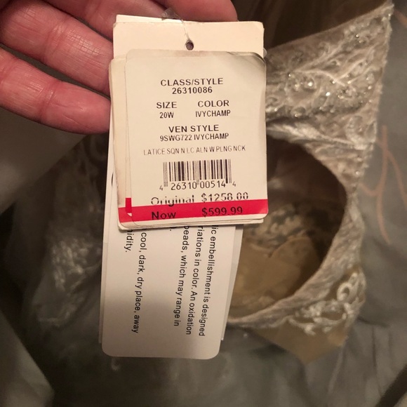 Beautiful Galina Signature Wedding size 20 - Picture 3 of 4